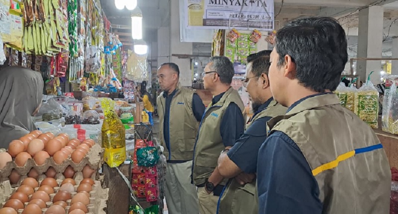 Pemimpin Perum Bulog Kantor Wilayah Riau dan Kepulauan Riau, Dani Satrio didampingi Pemimpin Perum Bulog Kantor Cabang Rengat, Ryanel Ismansyah dan tim saat Sidak di Pasar Rakyat Kota Rengat, Selasa.