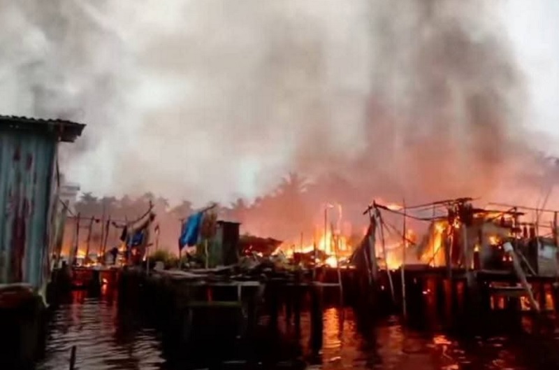 Kebakaran di Desa Simpang Gaung, Kecamatan Gaung, Kabupaten Inhil menghanguskan 15 unit rumah warga, Selasa (24/2/2026).