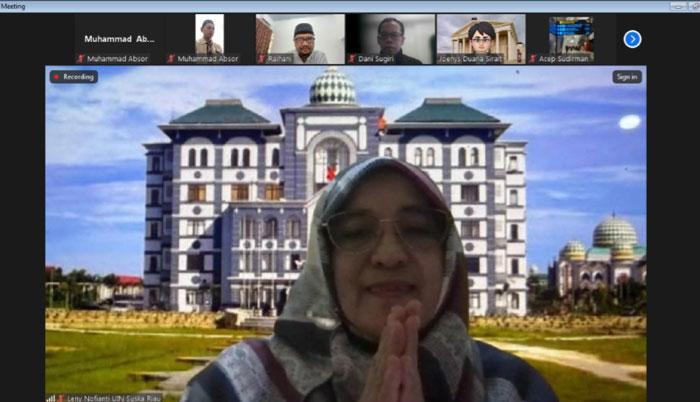 Rektor UIN Suska Riau Prof Dr Hj Leny Nofianti, M.S., S.E., M.Si., Ak., C.A., saat mengikuti Webinar Pendidikan dan Buka Puasa Bersama yang digelar di Wisma Duta KBRI Astana secara daring, Sabtu.