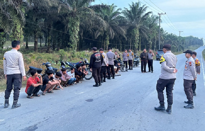 Kapolsek Pasir Penyu, Kompol Novia Indra SH bersama anggota saat patroli di Jalan Alternatif Blok B Kelurahan Tanah Merah sebagai antisipasi balap liar, Selasa (24/2/2026). 