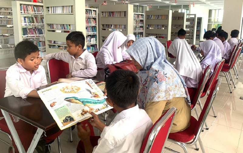 Kunjungan murid-murid SD ke perpustakaan Prof Dr H Muchtar Lutfi Kuansing beberapa waktu lalu. Tren menunjukkan peningkatan setiap tahun.