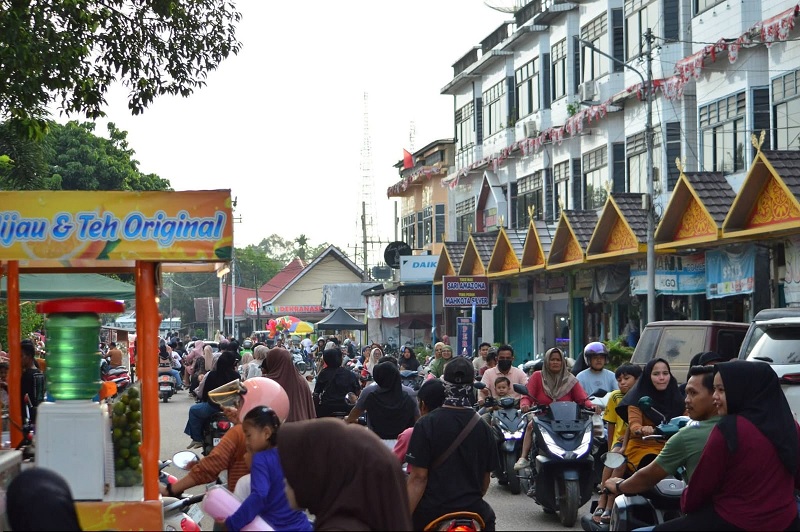 Pasar kaget Ramadan di kawasan Taman Jalur-eks Pasar Bawah Telukkuantan, Senin (23/2/2026) sore tetap ramai diserbu pembeli. 