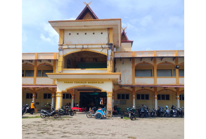 Kondisi Pasar Terubuk Bengkalis tak terawat dan banyak bagian paving block serta bangunan pasar yang rusak, Selasa (24/2/2026).