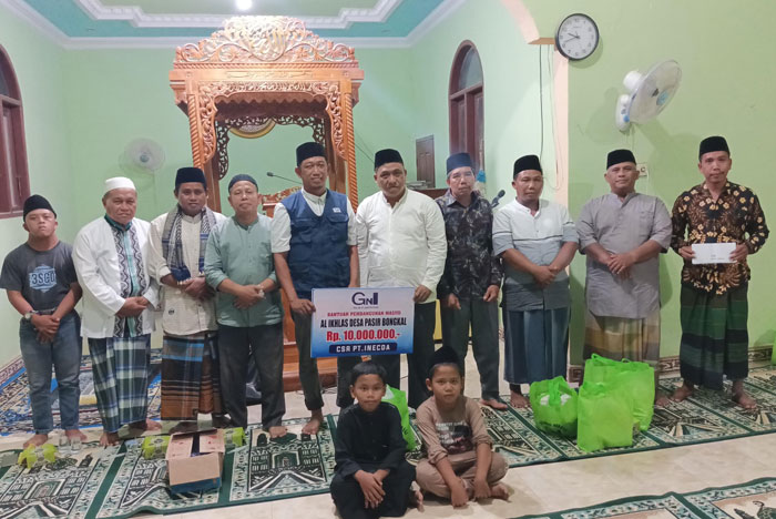 Asisten Manager CSR PT Inecda, Arinda saat menyerahkan bantuan secara simbolis yang diterima oleh Sekdes Pasir Bongkal, Syafrizal didampingi pengurus masjid, Senin 23/2/2026).