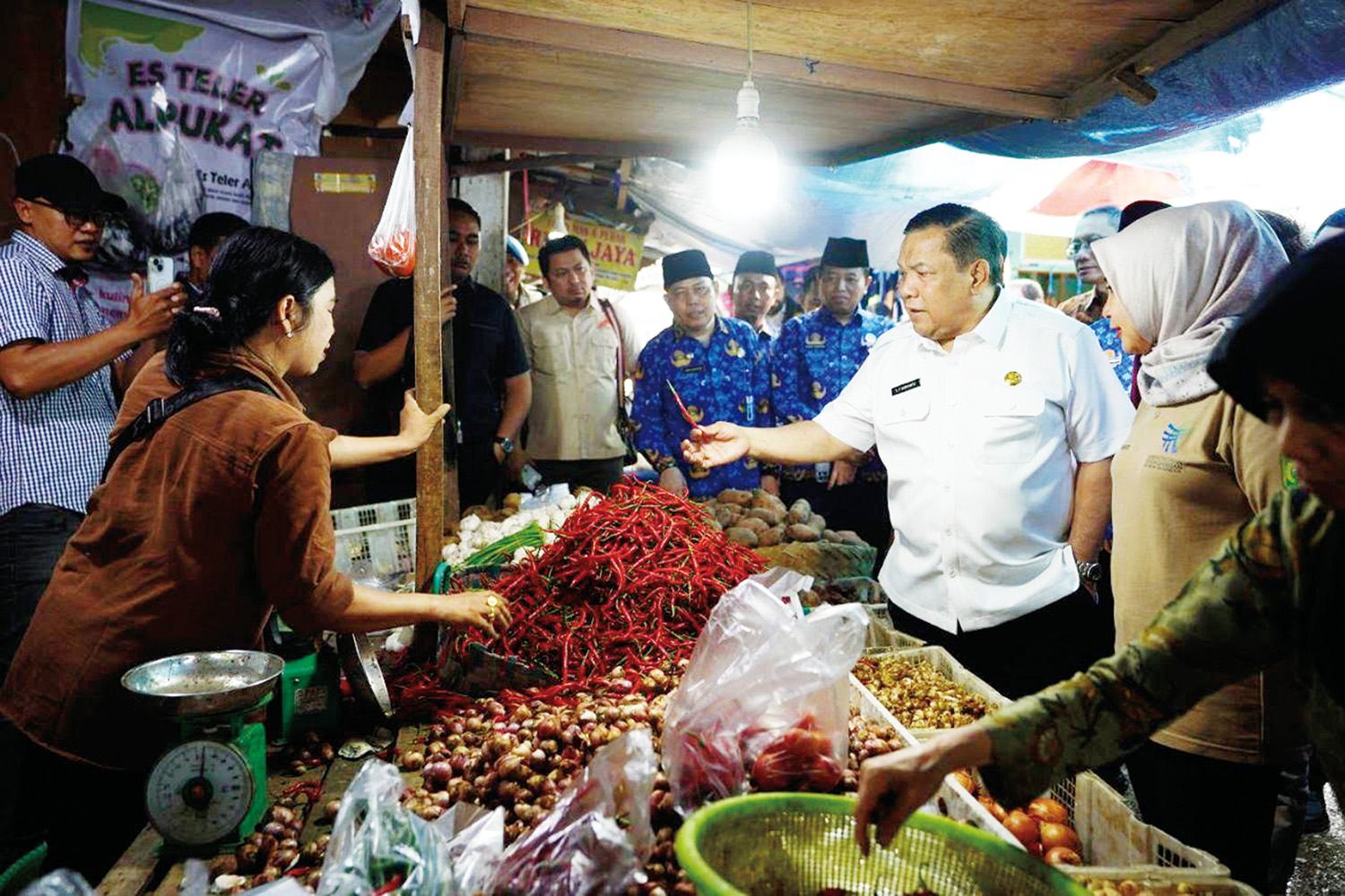 Pelaksana Tugas Gubernur Riau SF Hariyanto berdialog dengan pedagang saat meninjau pasar tradisional di Pekanbaru, belum lama ini. 