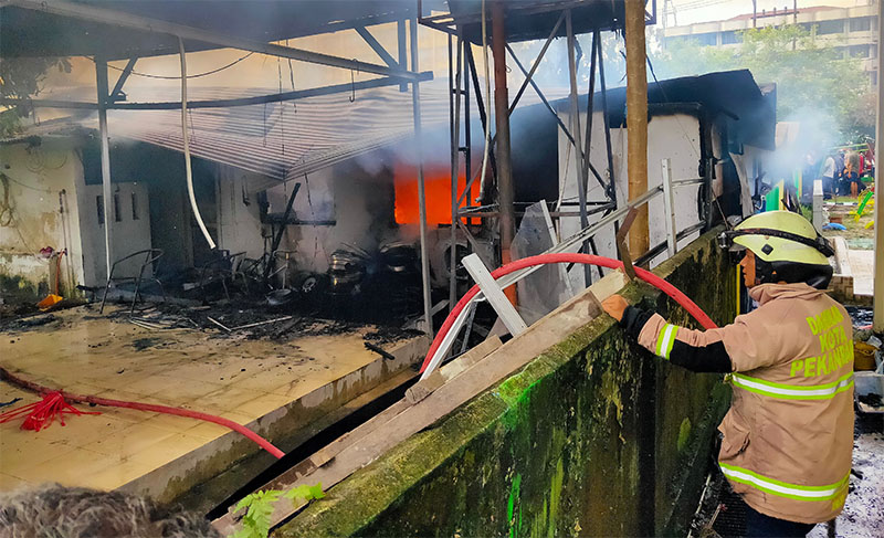 Kondisi kebakaran yang terjadi di Jalan Sisingamangaraja Pekanbaru, Rabu (25/2/2026). 