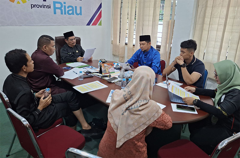 Ketua AFP Riau Rendra Febriyanto beserta jajaran pengurus rapat bersama Kabid Peningkatan Prestasi Olahraga Dispora Riau Amir Azan di Kantor Dispora Riau, pekan lalu.  