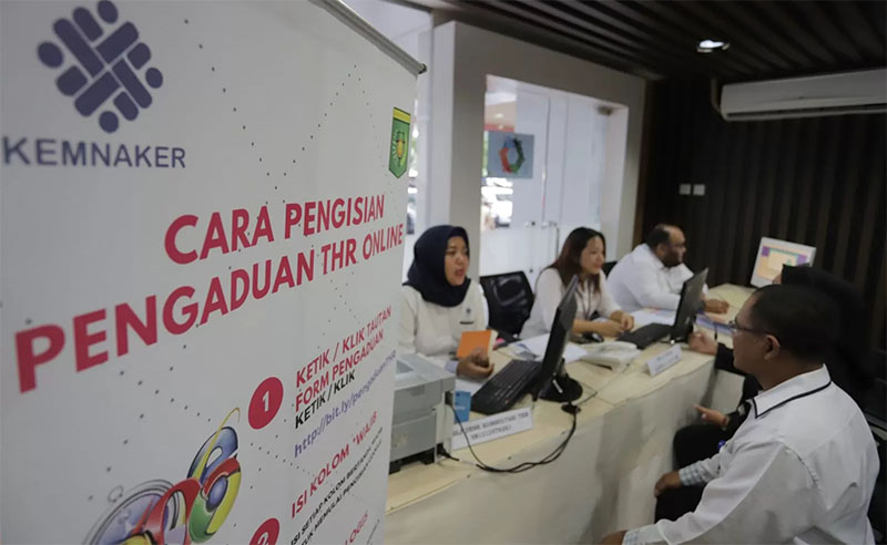 Posko Pengaduan THR Kementerian Ketenagakerjaan.  