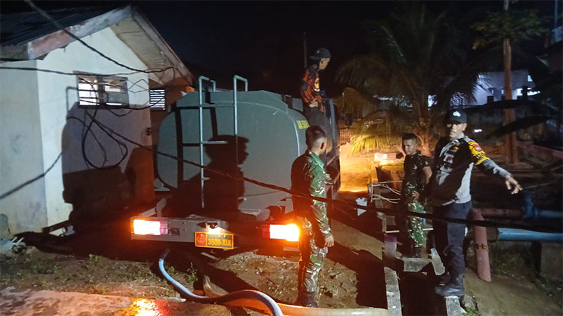 Mobil Damkar milik Yonif Teritorial Pembangunan (TP) saat melakukan proses pemadaman api di Pasar Peranap, Selasa (24/2/2026).