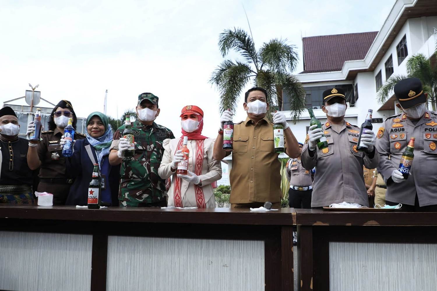 Wabup Rohul H Syafaruddin Poti didampingi Ketua DPRD Rohul Hj Sumiartini&nbsp;memimpin pemusnahan barang bukti miras hasil penegakan perda oleh Satpol PP dan Damkar tahun 2025 di halaman Kantor Bupati.