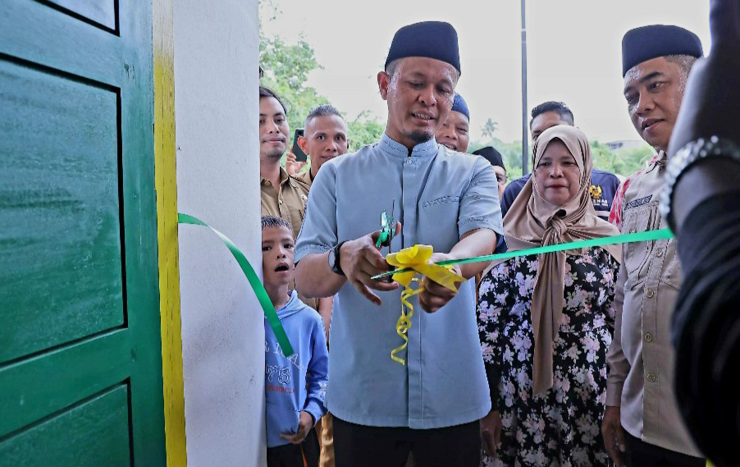 Wali Kota Pekanbaru Agung Nugroho meresmikan rumah layak huni yang  akan ditempati warga di Jalan Imam Munandar, Selasa (24/2/2026). 