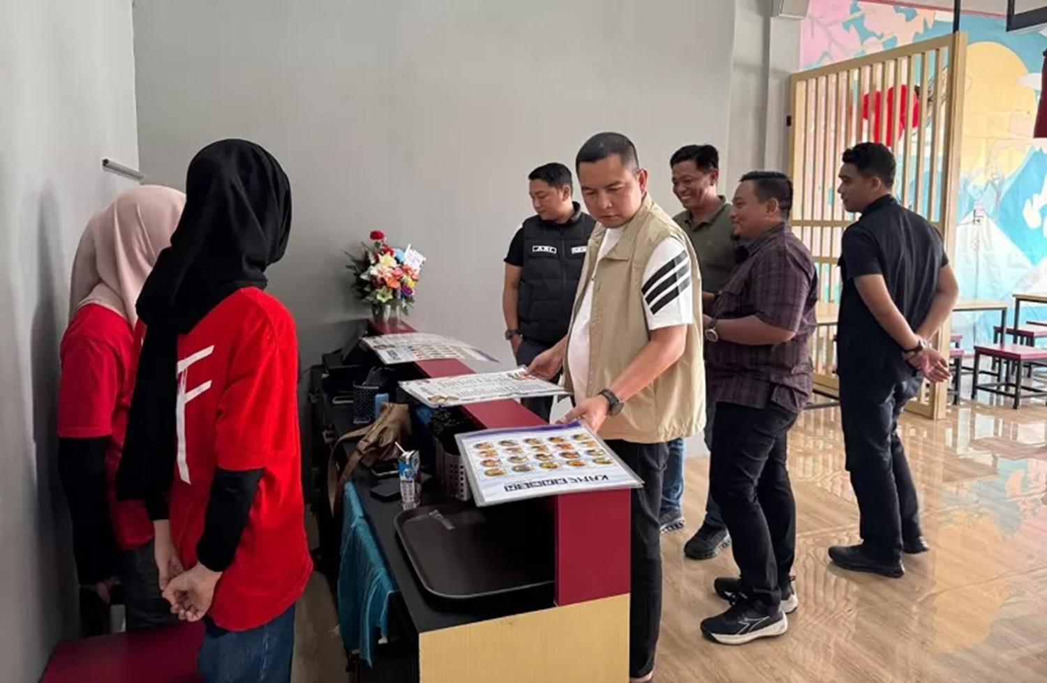 Kepala Bapenda Pekanbaru T Denny Muharpan SH MH  (jaket rompi) meninjau langsung salah satu titik objek pajak, baru-baru ini. 
