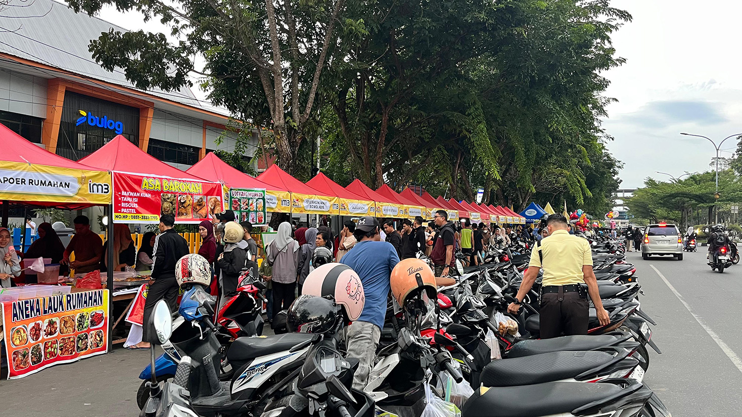 Suasana ramai di Jalan Cut Nyak Dhien yang menjadi lokasi Pasar Ramadan,  Selasa (24/2/2026).