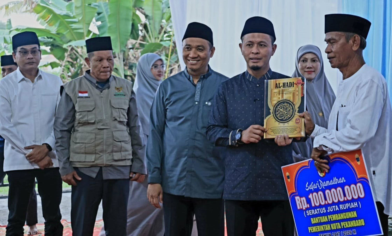 Wali Kota Pekanbaru Agung Nugroho didampingi Wawako Markarius Anwar menyerahkan bantuan untuk Masjid  Al Jami&rsquo;, Kecamatan Rumbai, Senin (23/2/20206) malam. 