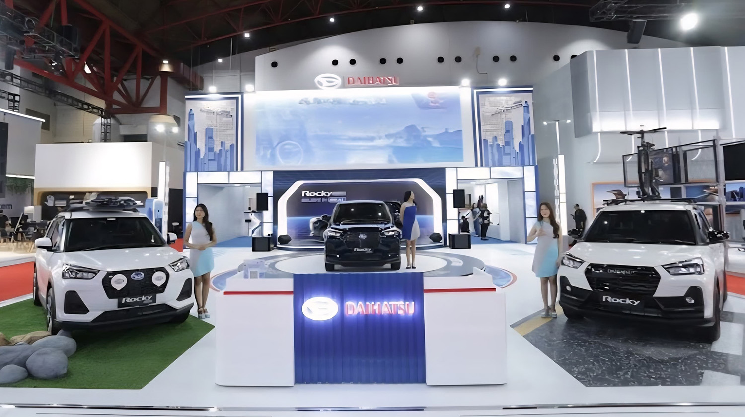Booth Daihatsu di IIMS 2026 menampilkan tiga unit display Rocky, satu diantaranya andalan produk ini. 