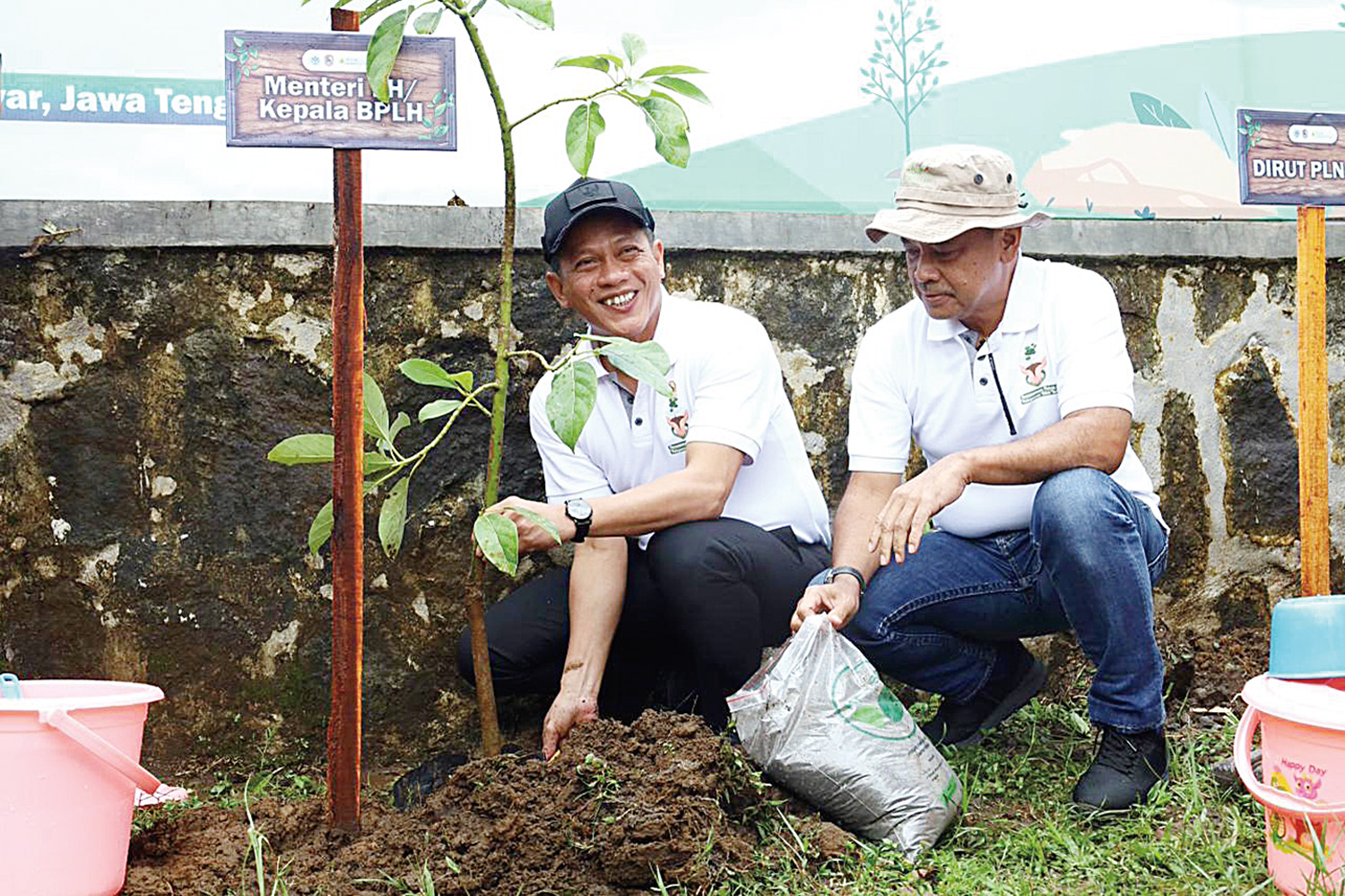 Menteri Lingkungan Hidup Hanif Faisol (kiri) bersama Direktur Utama PLN Nusantara Power Ruly Firmansyah (kanan) saat melakukan penanaman pohon.