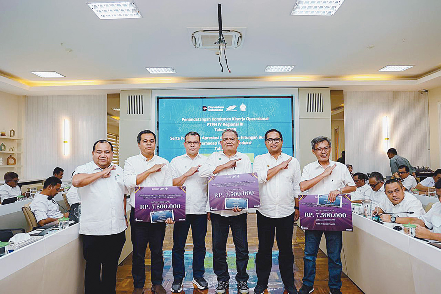 Region Head PTPN IV Regional III Bambang Budi Santoso foto bersama dengan karyawan penerima penghargaan, beberapa waktu lalu.