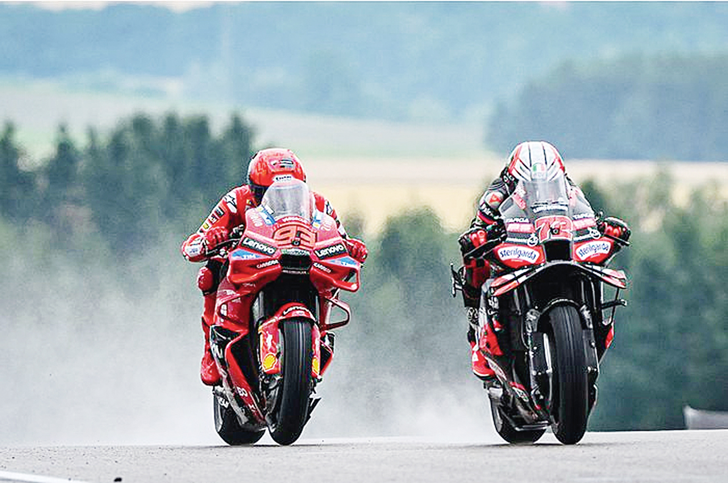 Pembalap Ducati, Marc Marquez, saat berduel dengan andalan Aprilia Marco Bezzecchi pada sprint race MotoGP Jerman tahun lalu. Keduanya diprediksi bakal bersaing di grid depan .