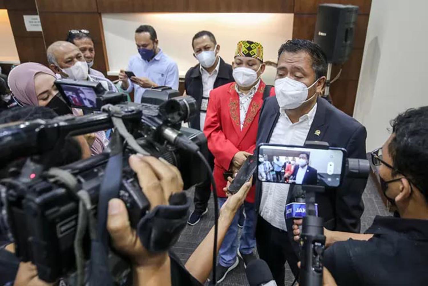 Ketua Komisi V DPR RI Lasarus saat memberikan keterangan pers kepada wartawan di Jakarta, Senin (23/2/2026). Dia menegaskan DPR RI tidak pernah mengusulkan penutupan gerai Alfamart dan Indomaret di se