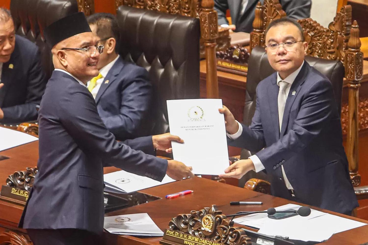 Wakil Ketua DPR Sufmi Dasco Ahmad (kanan) menerima laporan hasil pembahasan dari Ketua Komisi VIII DPR Marwan Dasopang (kiri),  belum lama ini.