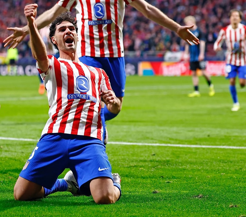 Gelandang Amerika Serikaty Jhonny Cardoso melakuakn selebrasi usasi mencetak gol pertamanya di Liga Champions saat Atletico Madrid menghajar Club Brugge 4-1 pada leg kedua play-off.