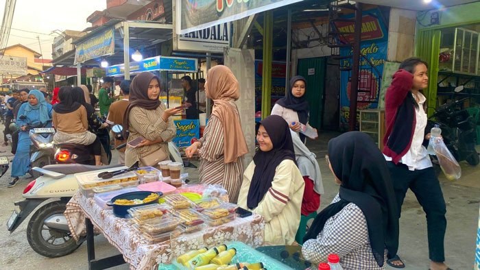  Kansa tampak Berjualan Takjil di Jalan Binakrida, dekat lingkungan Universitas Riau, di kawasan Simpang Baru, Kecamatan Binawidya, pada Rabu (25/2/2026) sore. 