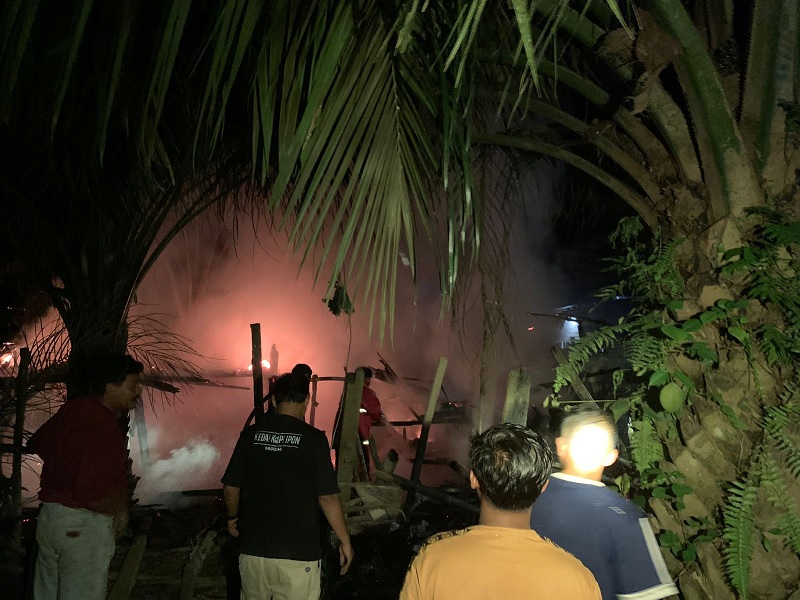 Kebakaran di Desa Pulau Kijang Kecamatan Kuantan Hilir, Rabu (25/2/2026) dini hari menghanguskan kandang ternak milik warga.