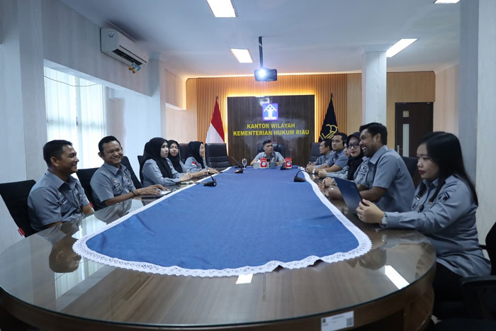Kepala Kanwil Kemenkum Riau Rudy Hendra Pakpahan dan jajaran mengikuti rapat Sosialisasi Pengawasan dan Digitalisasi Arsip, Selasa (24/2/2026).