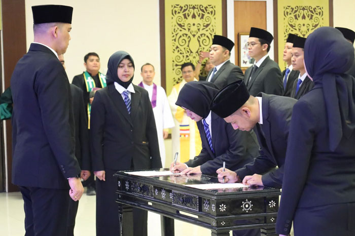 Kakanwil Kemenkum Riau Rudy Hendra Pakpahan menyaksikan penandatanganan berita acara pelantikan 57 notaris Riau pada Rabu (25/2/2026).