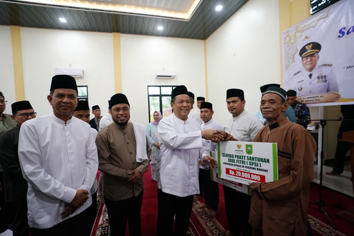 Plt Gubri SF Hariyanto menyerahkan bantuan kepada masyarakat Desa Muara Basung, Bengkalis sat safari Ramadan, Rabu (25/2/2026). 