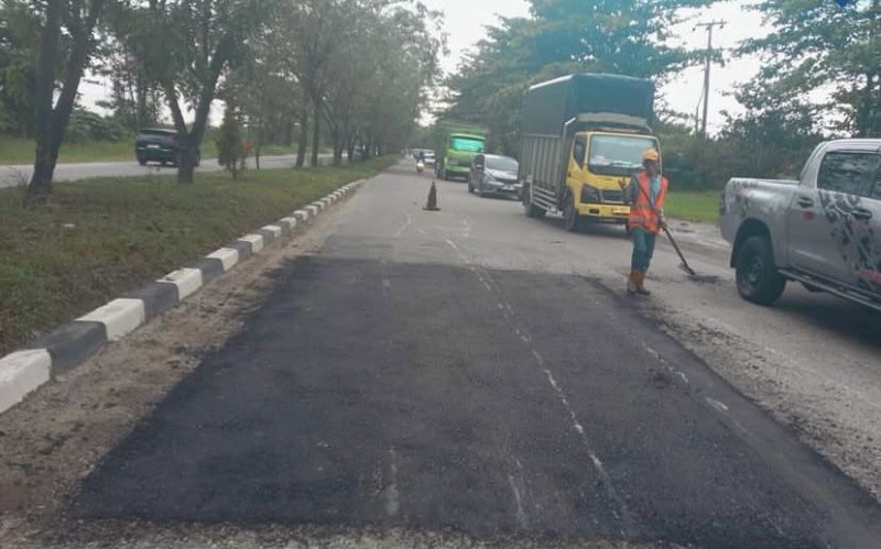 Perbaikan ruas jalan Tuanku Tambusai oleh tim dinas PUPR PKPP Riau.