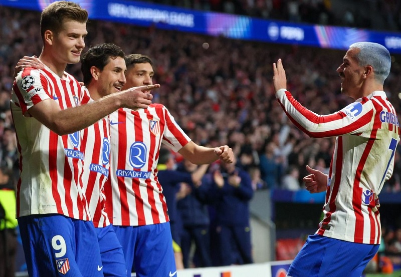Alexander Sorloth (kiri) merayakan hattrick-nya bersama rekan-rekannya dalam kemenangan 4-1 Atl&eacute;tico Madrid atas Club Brugge pada leg kedua play-off Liga Champions. 