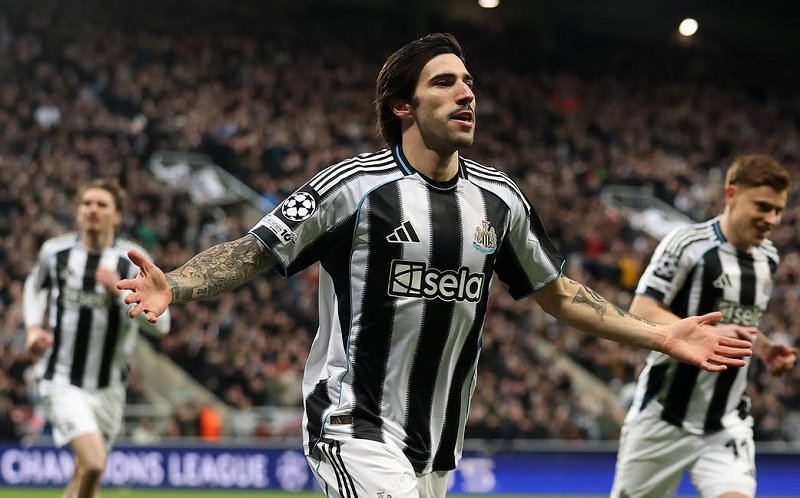 Gelandang asal Italia Sandro Tonali mencetak gol pembuka Newcastle United saat mengalahkan Qarabag 3-2 pada leg 2 untuk melaju ke babak 16 besar Liga Champions dengan kemenangan agregat 9-3. 
