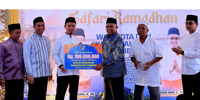 Wako Pekanbaru Agung Nugroho, Wawako Markarius Anwar,Ketua DPRD Pekanbaru M Isa Lahamid saat Safari Ramadan 1447 H di Masjid Al Muhajirin, Jalan Taman Karya, Selasa (24/2/2026) malam.