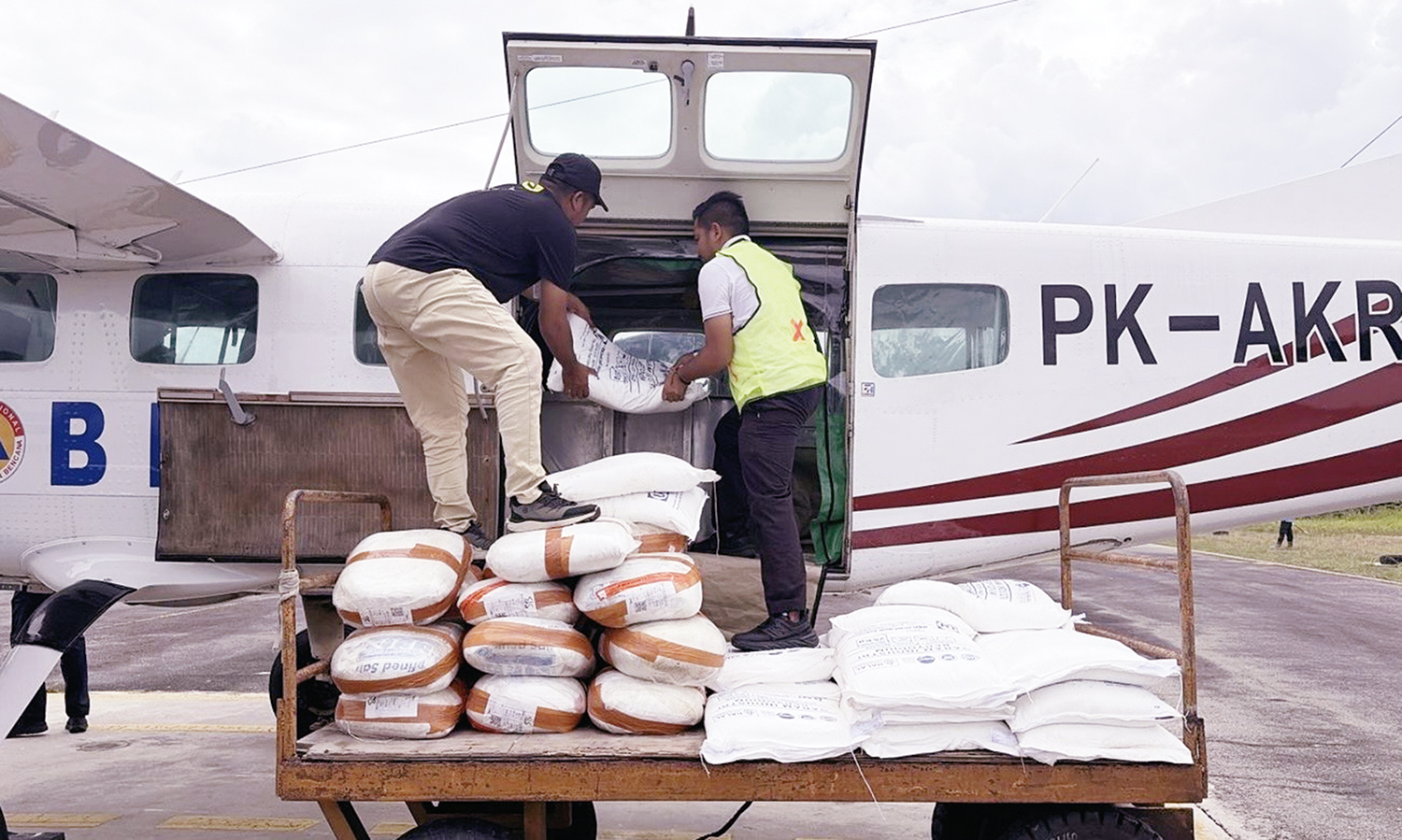  Personel BNPB memasukkan garam semai ke dalam pesawat untuk kegiatan operasi modifikasi cuaca, baru-baru ini.