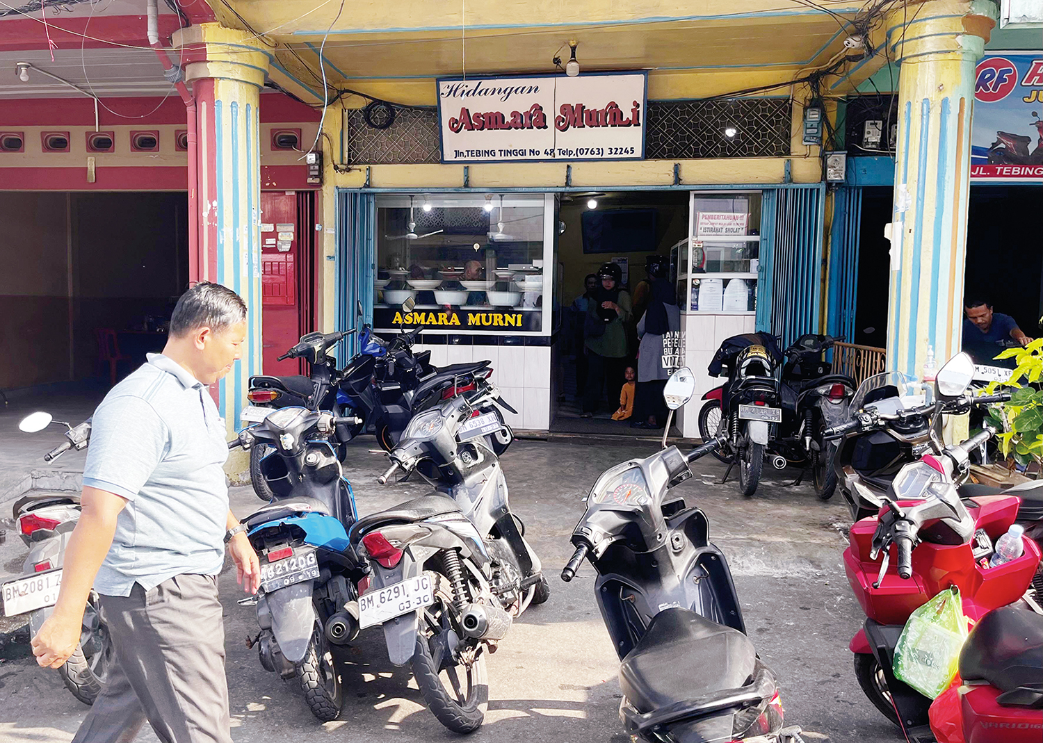  Kedai kopi di Kecamatan Tebingtinggi, Kabupaten Kepulauan Meranti tetap buka dan melayani konsumen makan di tempat, Rabu (25/2/2026) siang.