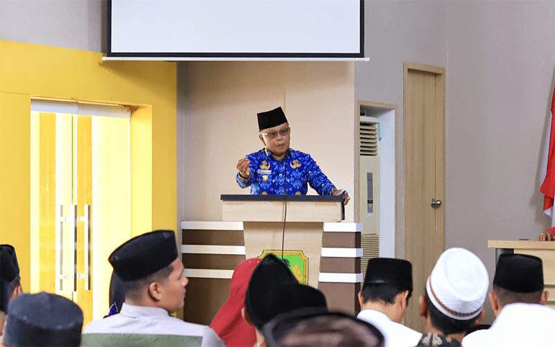 Bupati H Asmar ketika memberikan arahan saat melakukan pelepasan mubaliq Ramadan di Setdakab Meranti belum lama ini.