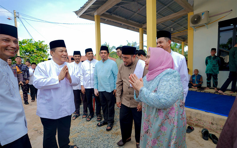 Bupati Kasmarni menyambut kedatangan Plt Gubernur Riau SF Haryanto pada Safari Ramadan 1447 H di Masjid Nur Hidayah, Desa Muara Basung, Kecamatan Pinggir, Rabu (25/2/2026) sore.  