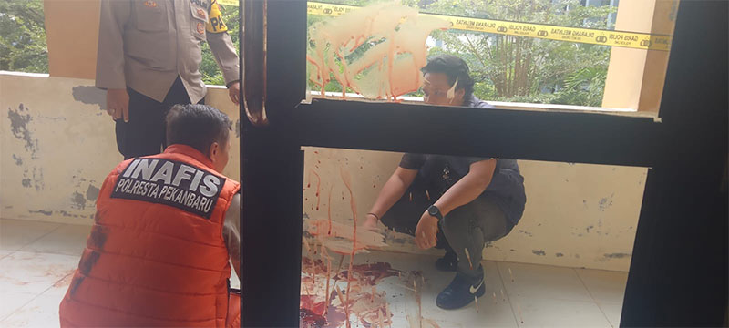Polisi saat melakukan oleh TKP di lokasi kejadian, Kamis (26/2/2026). 