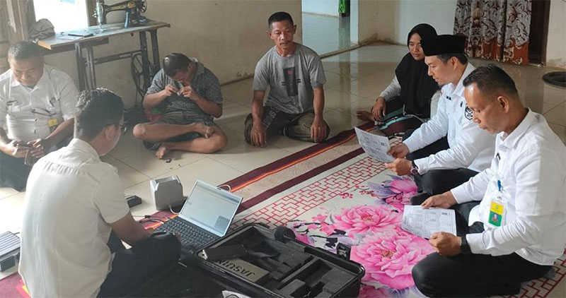 Kadisdukcapil Indra Maryanto SKom MSi (dua kanan), turun langsung ke rumah warga memberikan pelayanan adminduk, Rabu (24/2/2026).  