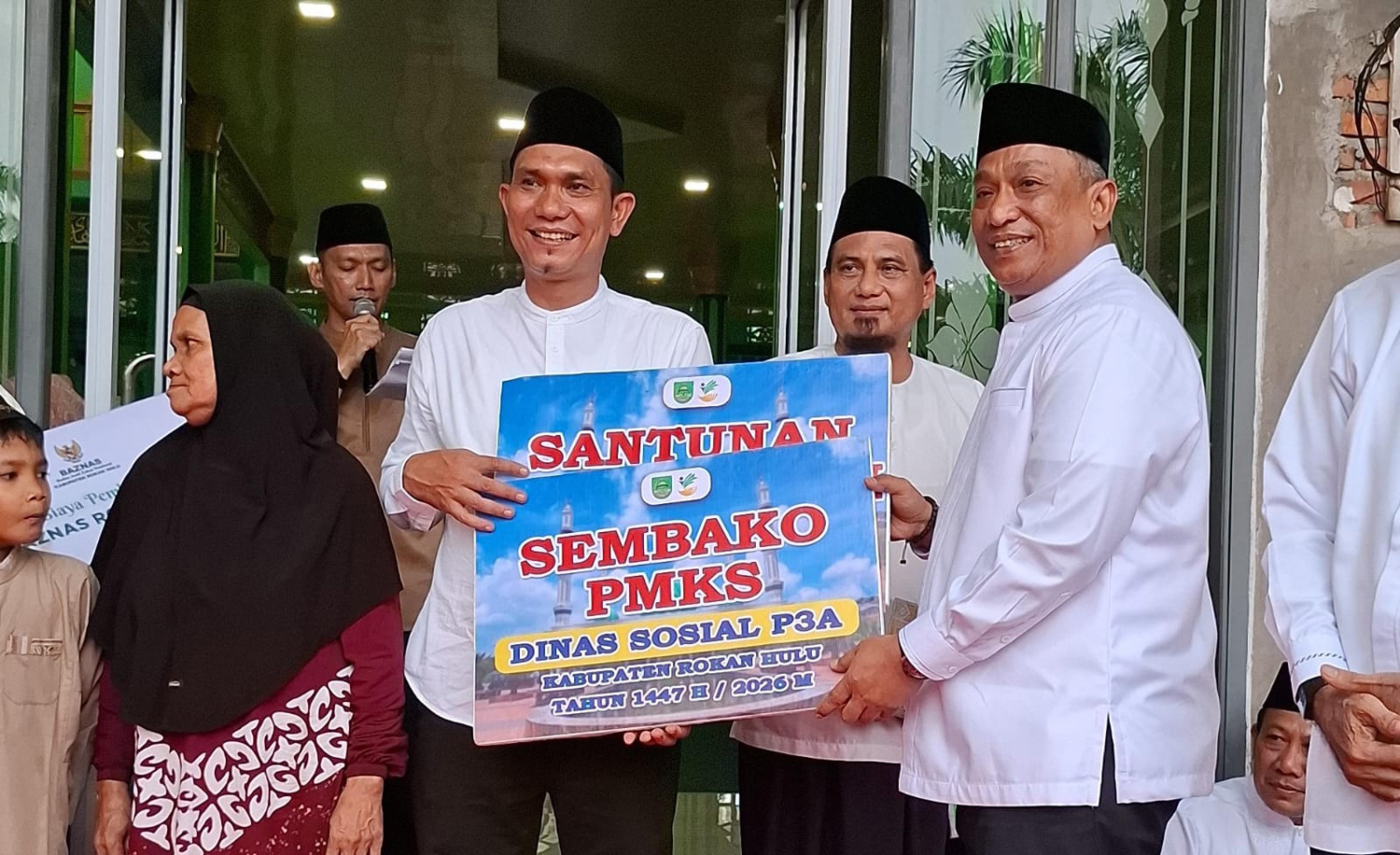 Bupati Rohul Anton ST MM menyerahkan bantuan kepada perwakilan saat melaksanakan kunjungan Safari Ramadan Pemkab Rohul di Masjid Al-Amilin Desa Bangun Purba, Kecamatan Bangun Purba, Rabu (25/2/2026). 