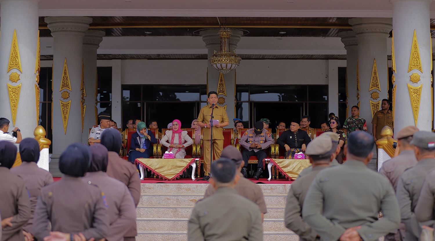 Wabup Rohul H Syafaruddin Poti memberikan arahan penegasan komitmen Pemkab Rohul dalam menegakkan Perda Ketertiban Umum sebelum memusnahkan barang bukti ratusan botol miras&nbsp;hasil penegakan perda tahun