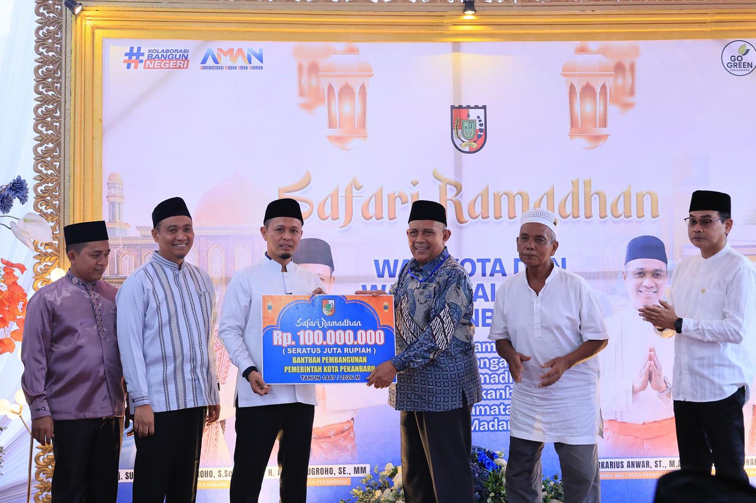 Wali kota Pekanbaru Agung Nugroho didampingi Wawako Markarius Anwar  dan Ketua DPRD Pekanbaru Isa Lahamid menyerahkan bantuan pembangunan masjid saat Safari Ramadan ke Masjid Al Muhajirin.