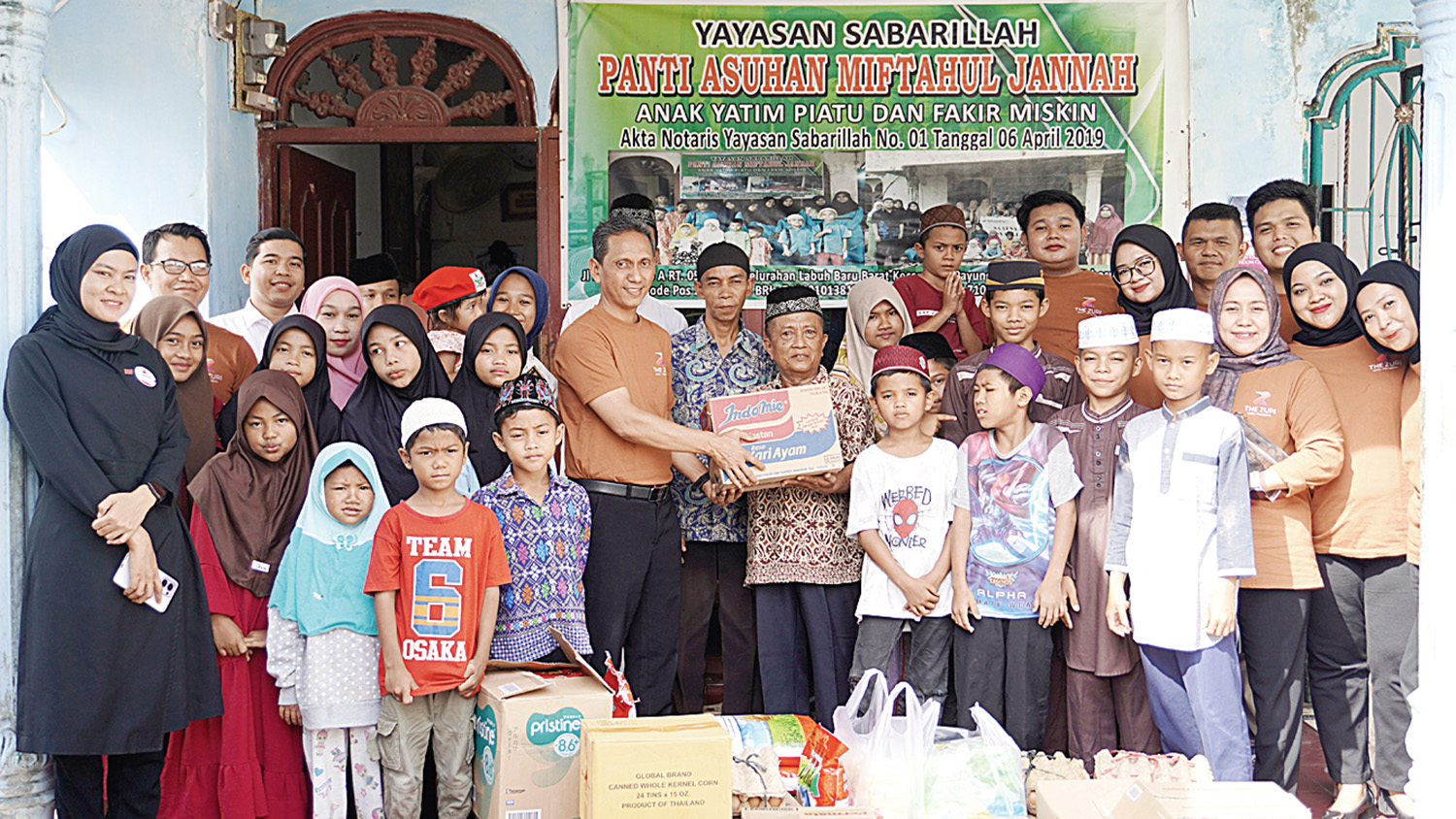Jajaran manajemen The Zuri Hotel Pekanbaru menyerahkan bantuan kepada Panti Asuhan Miftahul Jannah sempena Anniversary ke-7 hotel tersebut.