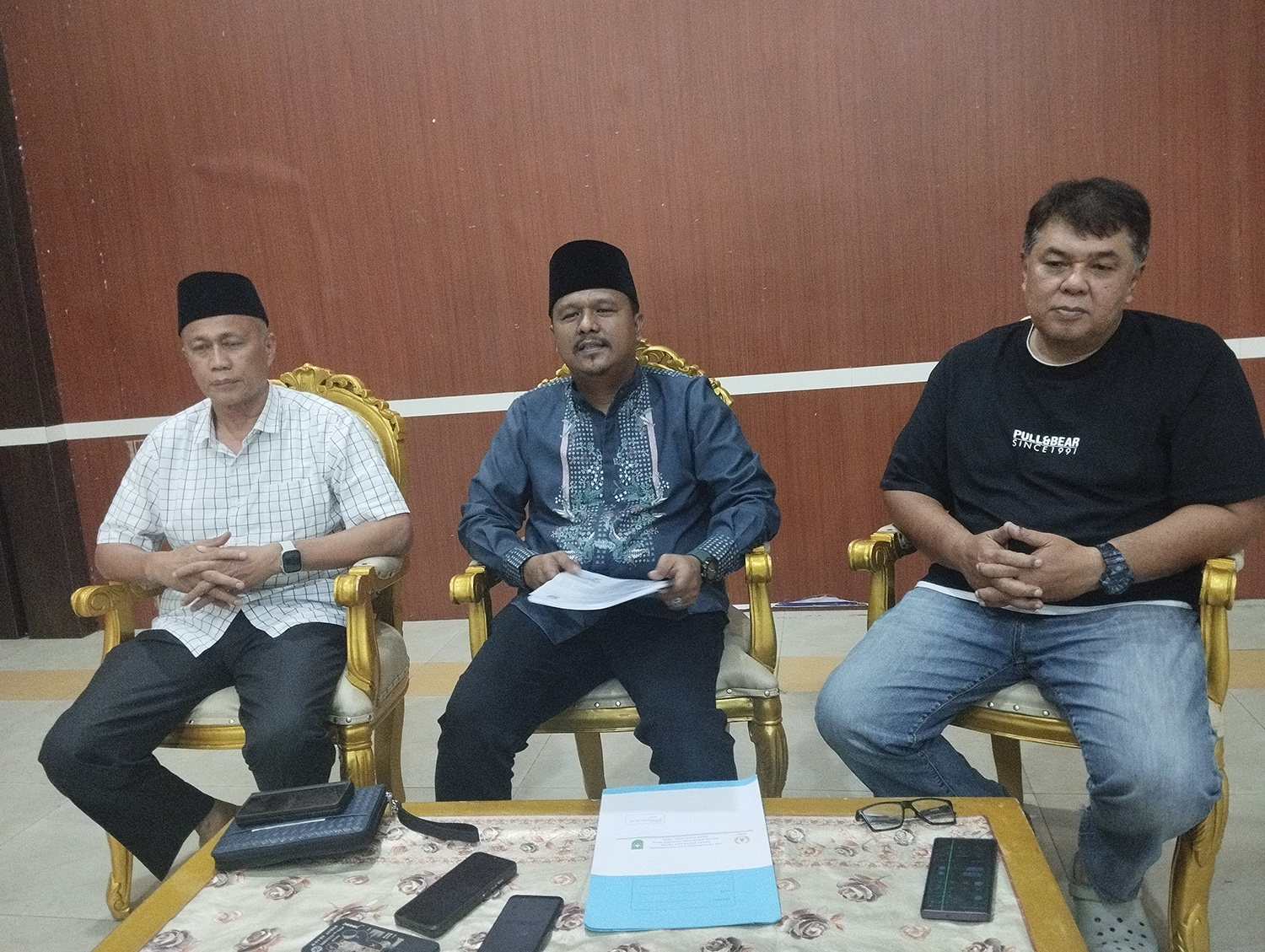 Tim Penjaringan dan Penyaringan (TPP) Calon Ketua Umum KONI Provinsi Riau periode 2026-2030, Agusman Sikumbang (kiri), M Yasir (tengah) dan Riko Bakhtiar (kanan) resmi mengumumkan hasil verifikasi.