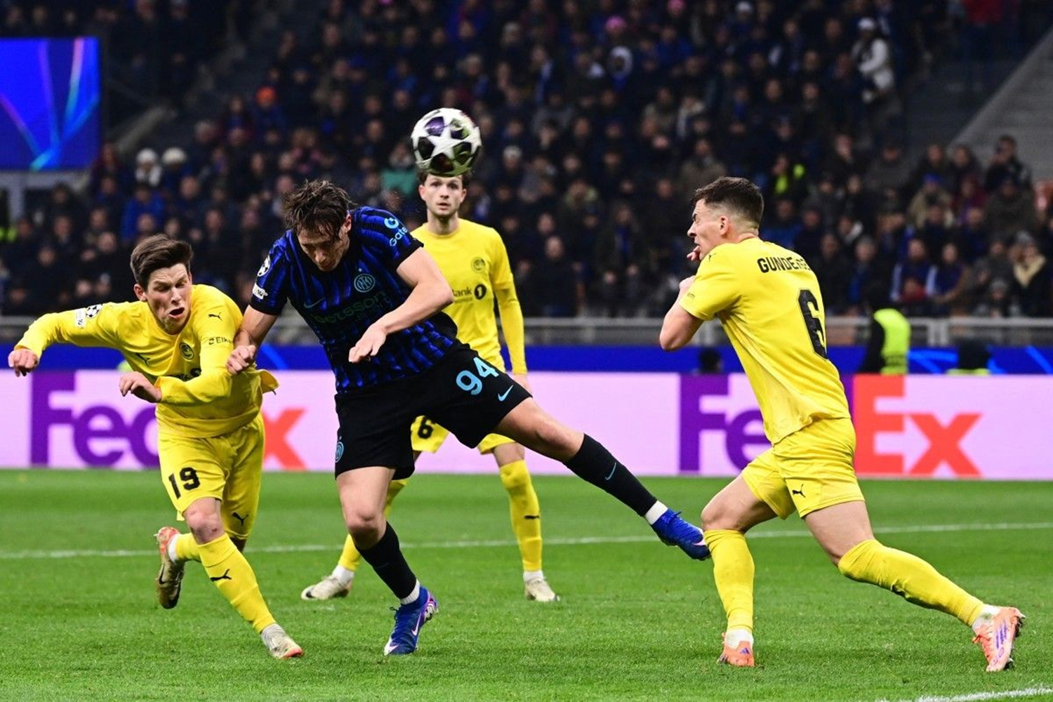 Francesco Pio Esposito (tengah) menyundul bola dengan dibayangi Sondre Brunstad Fet (kiri) dan Jostein Gundersenduring dalam pertandingan leg kedua playoff Liga Champions.