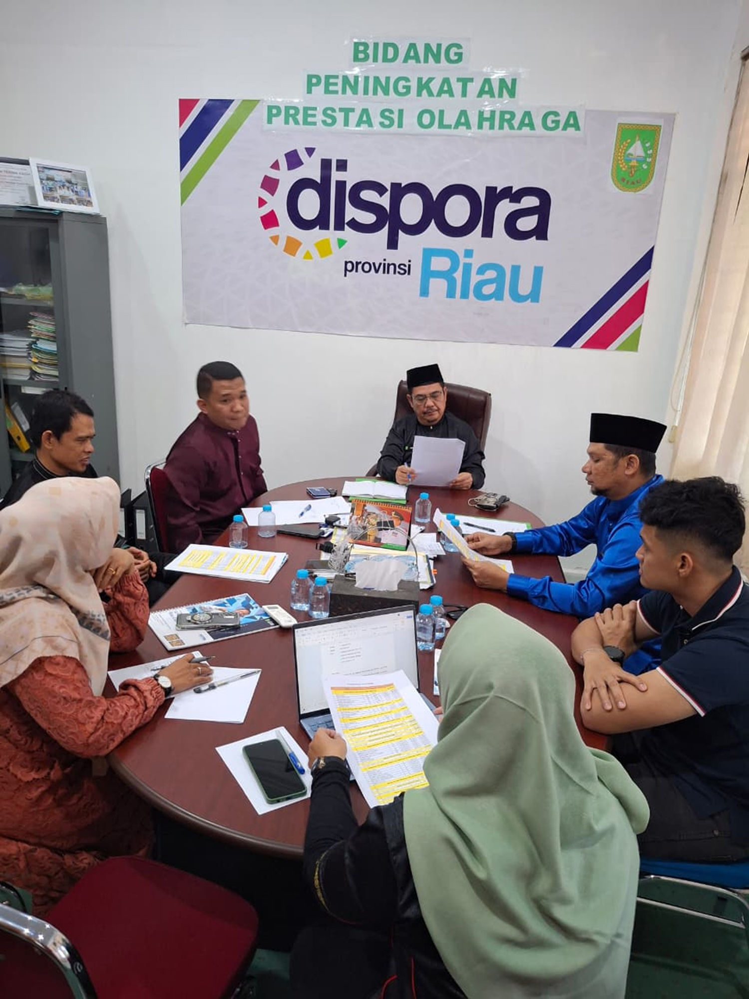 Ketua AFP Riau Rendra Febriyanto beserta jajaran pengurus rapat bersama Kabid Peningkatan Prestasi Olahraga Dispora Riau Amir Azan di Kantor Dispora Riau, pekan lalu. 