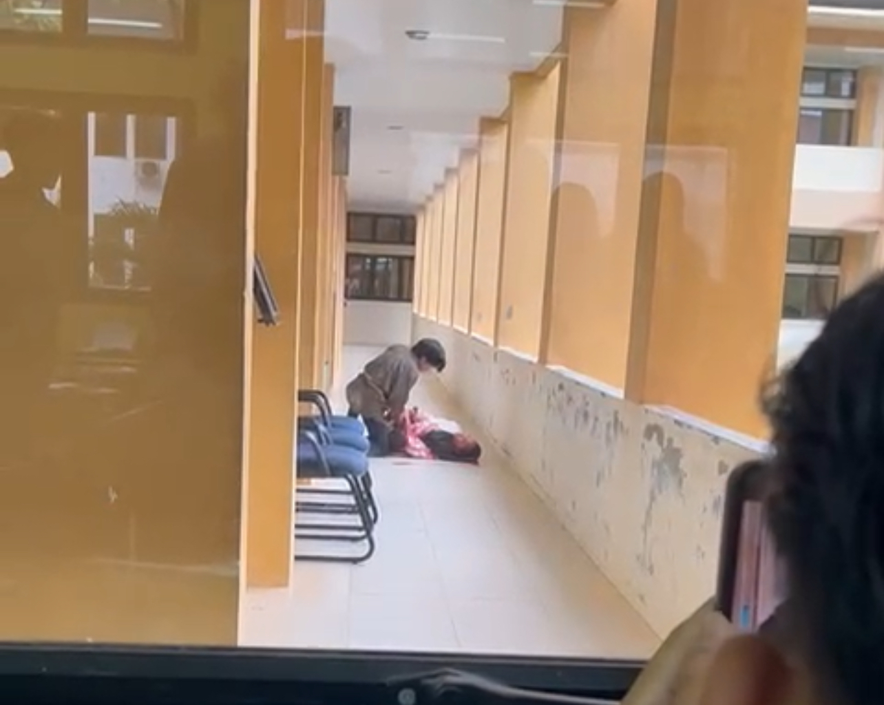 Tangkapan layar detik-detik mahasiswi UIN Suska Riau dibacok diduga oleh mahasiswa jelang ujian, di depan kelas gedung kampus, Kamis (26/2/2026).