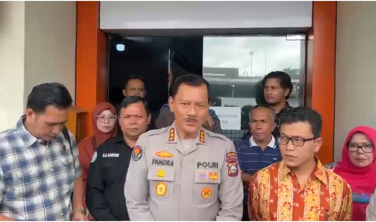 Kabid Humas Polda Riau Kombes Pol Zahwani Pandra Arsyad saat memberikan keterangan pers di depan RS Bhayangkara Polda Riau, Kamis (26/2/2026).
