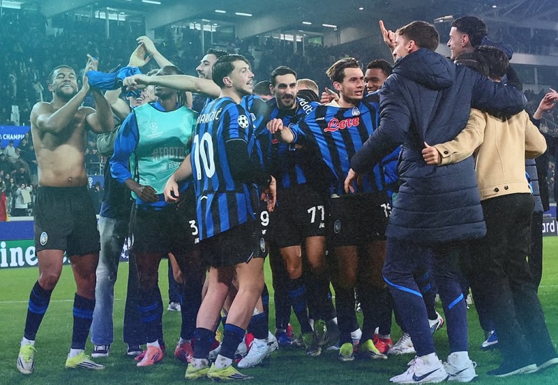 Pemain dan ofisial Atalanta merayakanm kelolosan ke baabk 16 Besar Liga Champions setelah melakukan comeback hebat untuk mengalahkan Borussia Dortmund 4-1 di Bergamo.